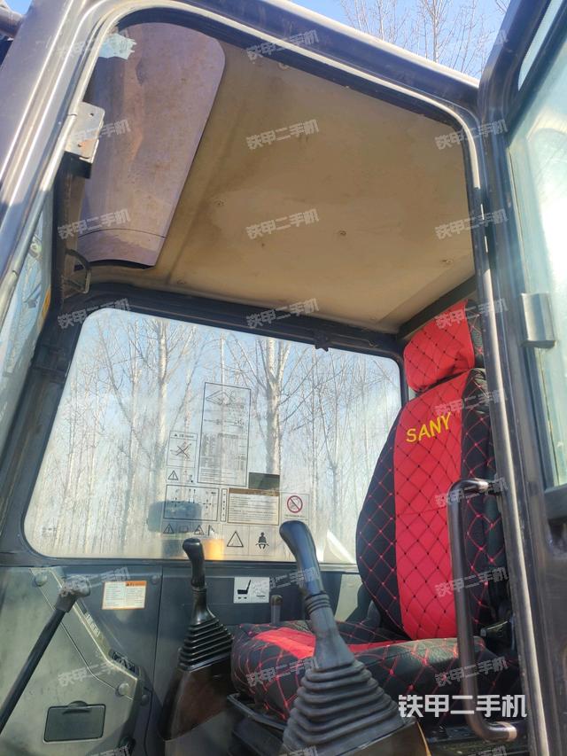 駕駛室頂部(整機(jī)外觀) 駕駛室頂部(整機(jī)外觀)