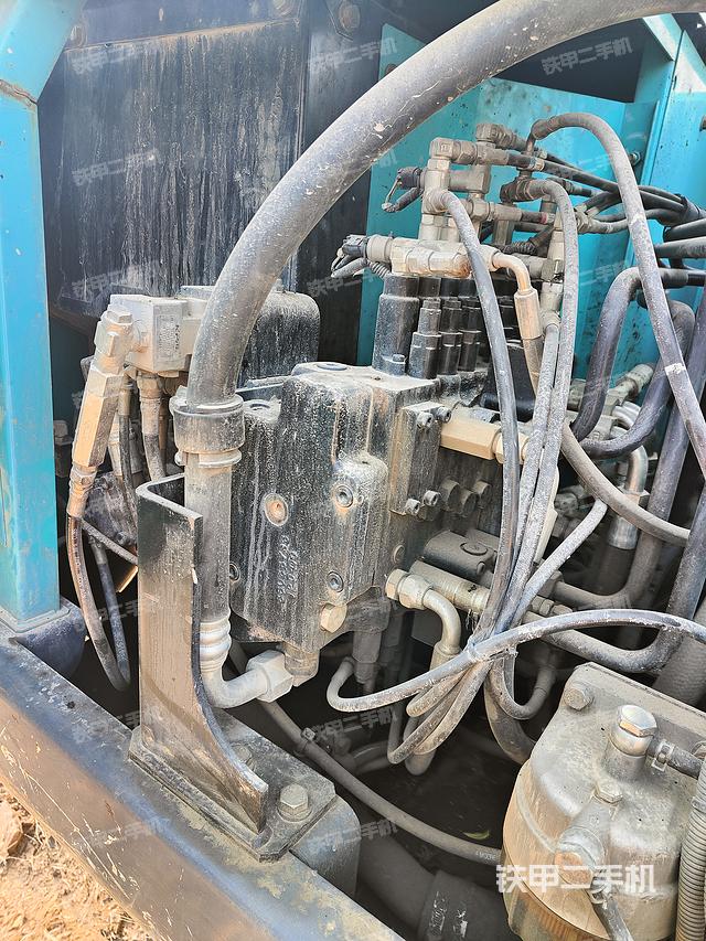 液压泵舱室正面整体（整机外观）