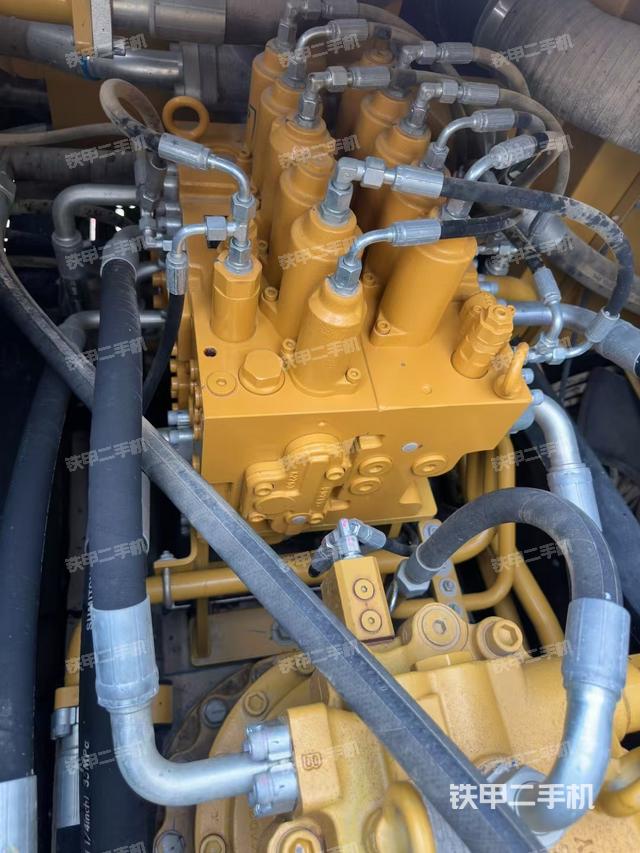 回轉(zhuǎn)馬達(dá)和主控閥(整機(jī)外觀) 回轉(zhuǎn)馬達(dá)和主控閥(整機(jī)外觀)