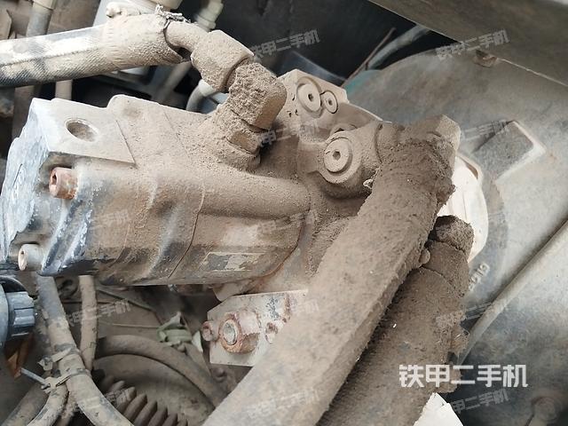 液压泵舱室正面整体（整机外观）