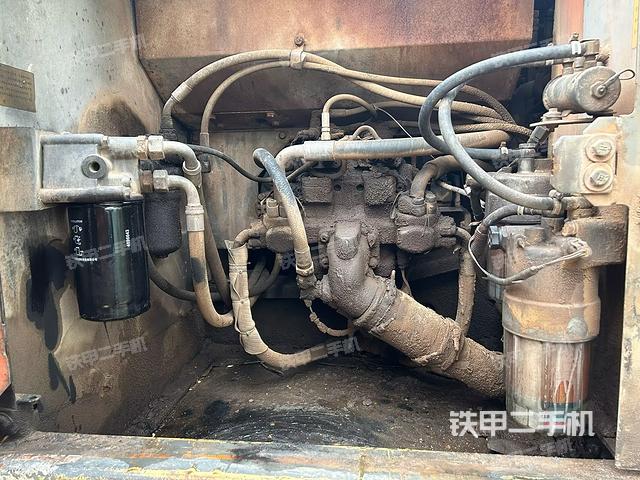 液壓泵艙室正面整體(整機外觀) 液壓泵艙室正面整體(整機外觀)