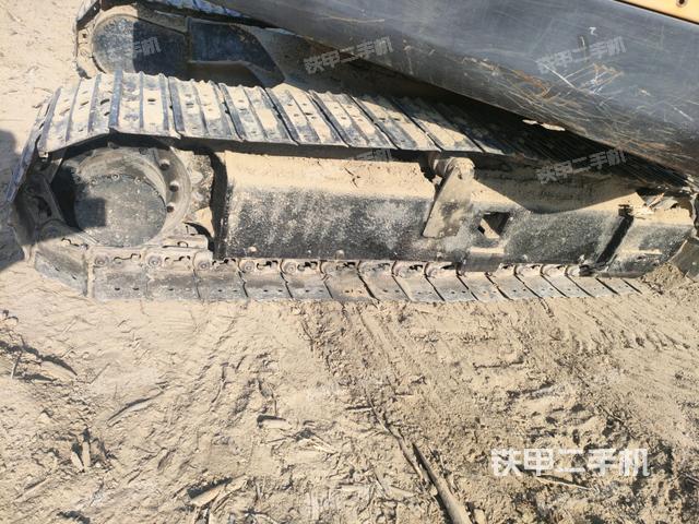 單側(cè)履帶整體(整機(jī)外觀) 單側(cè)履帶整體(整機(jī)外觀)