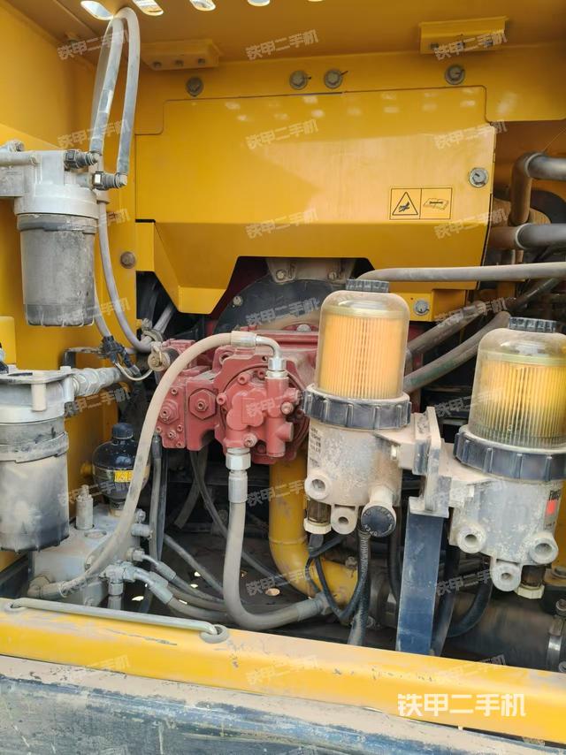 液壓泵艙室正面整體(整機外觀) 液壓泵艙室正面整體(整機外觀)