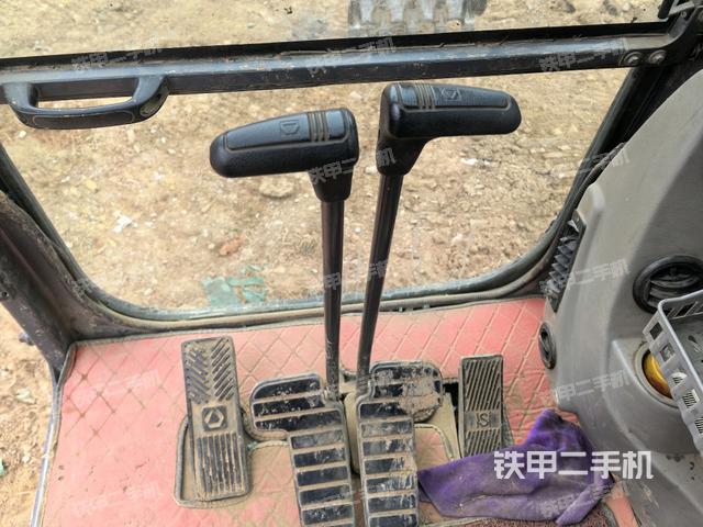 行走控制手柄和踏板?俯拍（駕駛室部分）