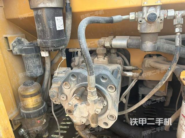 液壓泵艙室正面整體（整機外觀）