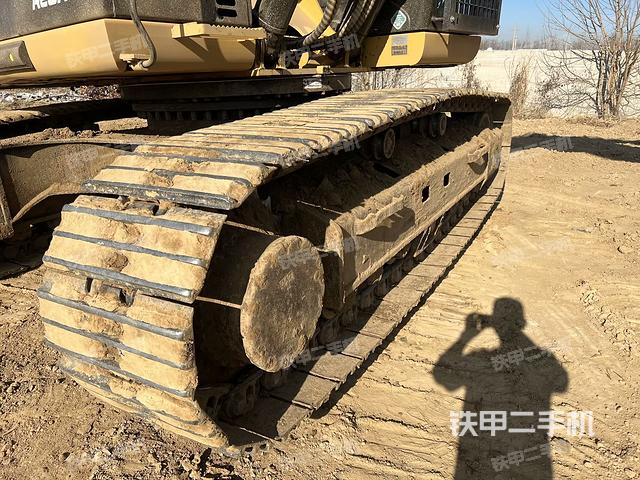 單側(cè)履帶整體(整機(jī)外觀) 單側(cè)履帶整體(整機(jī)外觀)