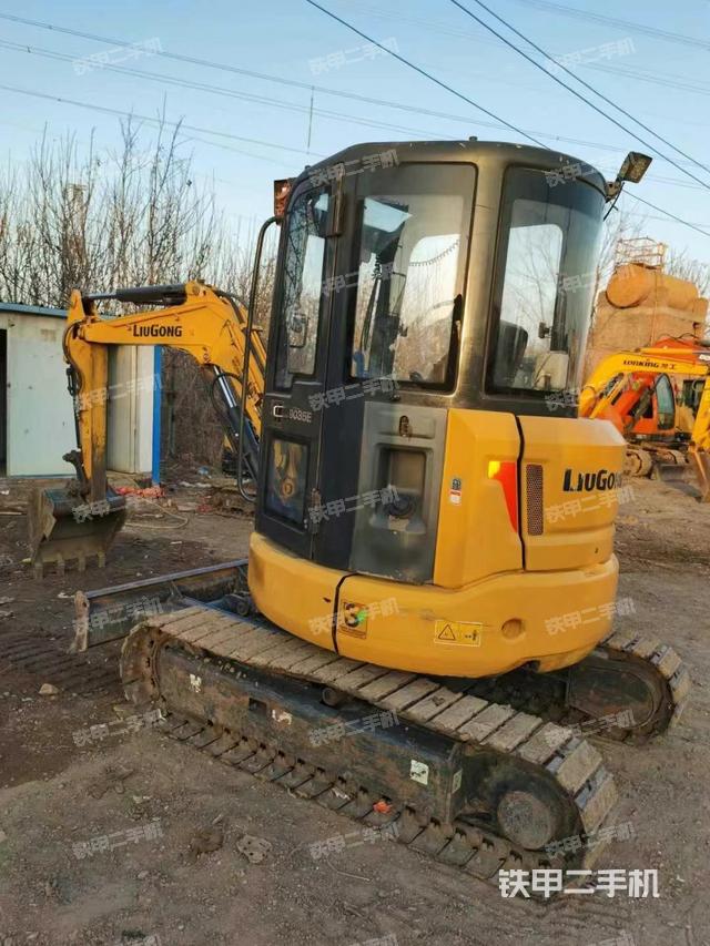 駕駛室頂部（整機外觀）