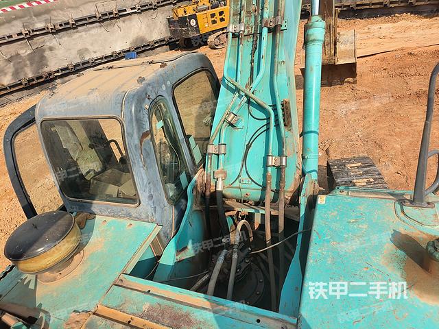 驾驶室顶部（整机外观）