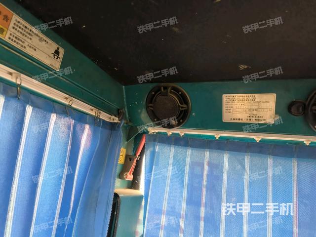 行走控制手柄和踏板?俯拍（駕駛室部分）