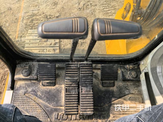 行走控制手柄和踏板?俯拍（駕駛室部分）
