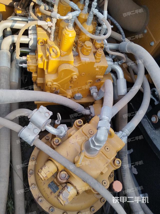 回轉(zhuǎn)馬達(dá)和主控閥（整機(jī)外觀）