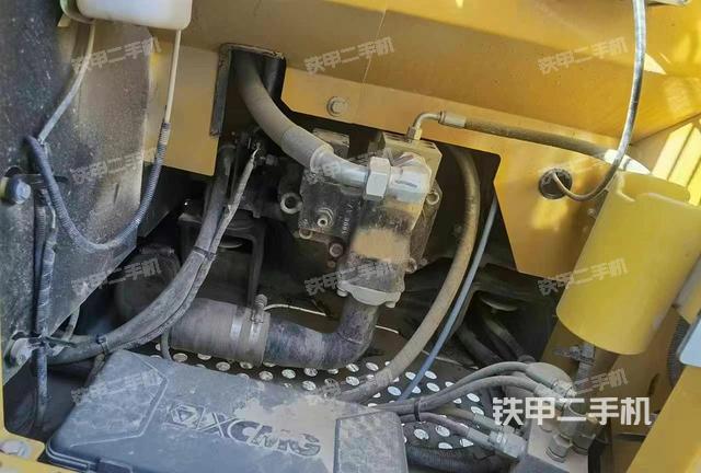 液壓泵艙室正面整體（整機外觀）