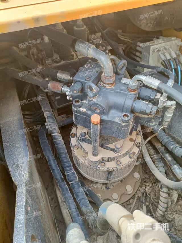 回轉馬達和主控閥(整機外觀) 回轉馬達和主控閥(整機外觀)