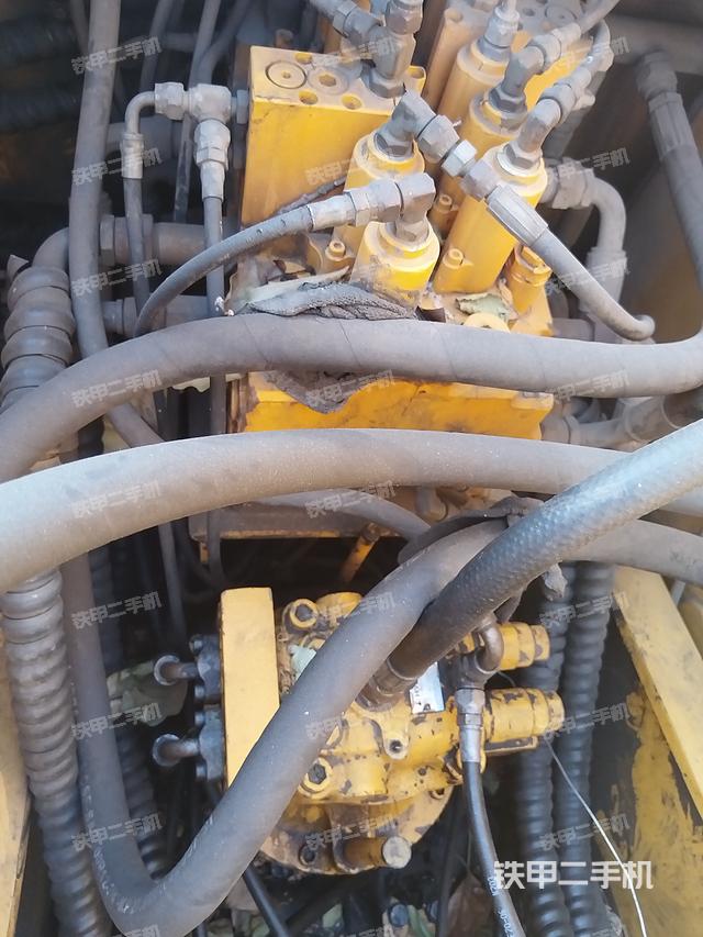 回轉(zhuǎn)馬達(dá)和主控閥（整機(jī)外觀）