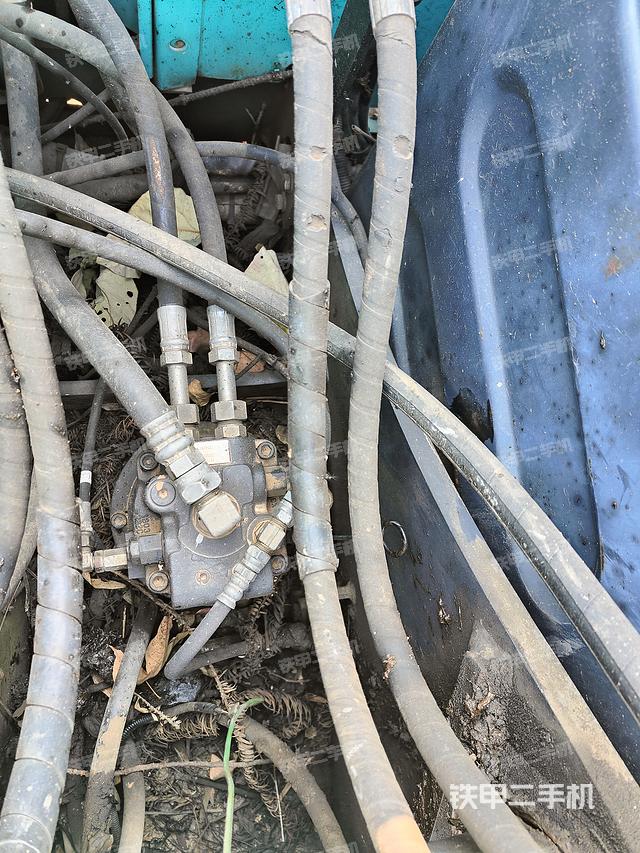 回转马达和主控阀（整机外观）