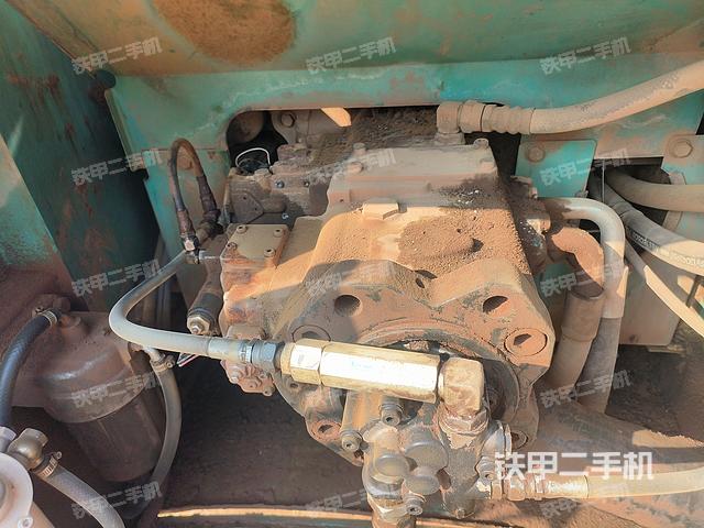 液压泵舱室正面整体（整机外观）