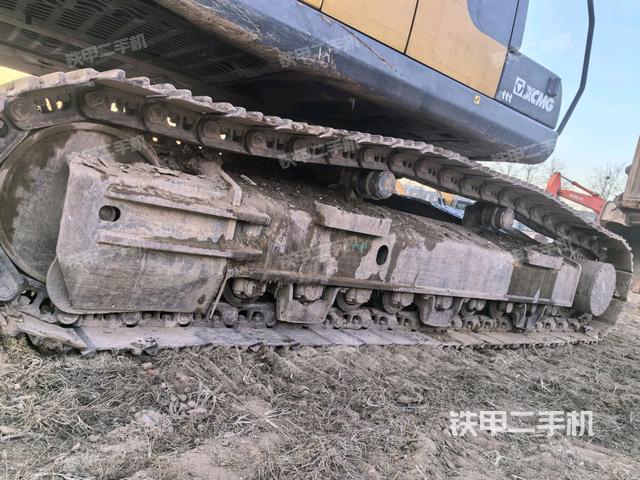 單側(cè)履帶整體(整機(jī)外觀) 單側(cè)履帶整體(整機(jī)外觀)
