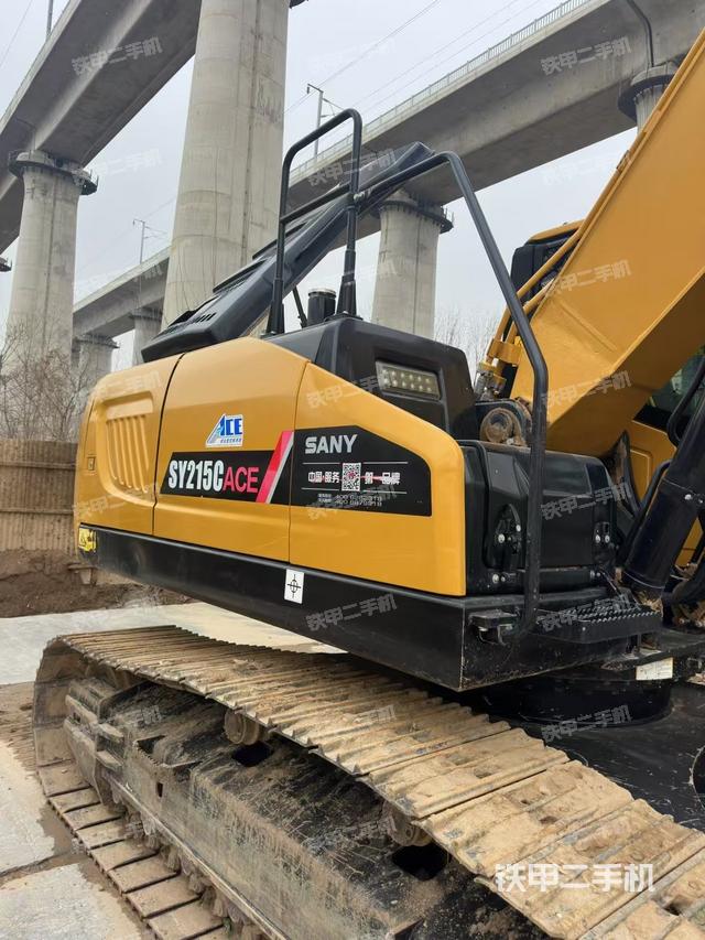 駕駛室頂部(整機(jī)外觀) 駕駛室頂部(整機(jī)外觀)