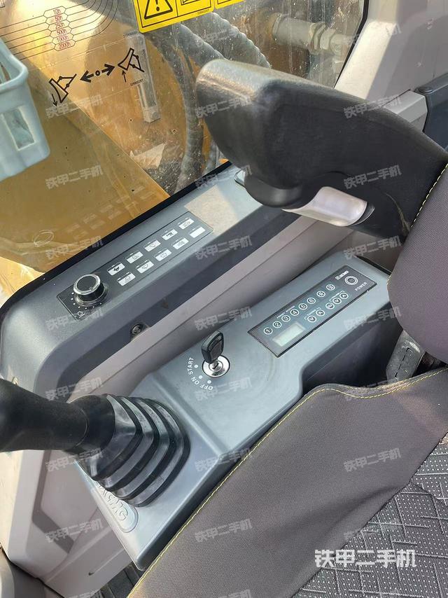 座椅右側(cè)控制臺(tái)/鑰匙門(mén)/油門(mén)/含右手柄（駕駛室部分）