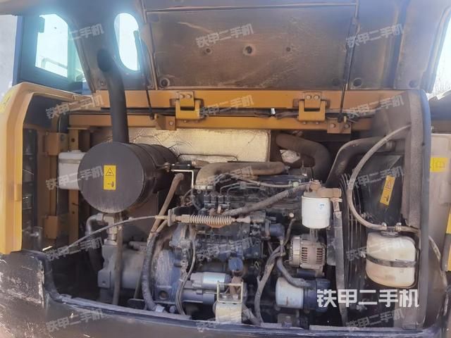 回轉(zhuǎn)馬達和主控閥(整機外觀) 回轉(zhuǎn)馬達和主控閥(整機外觀)