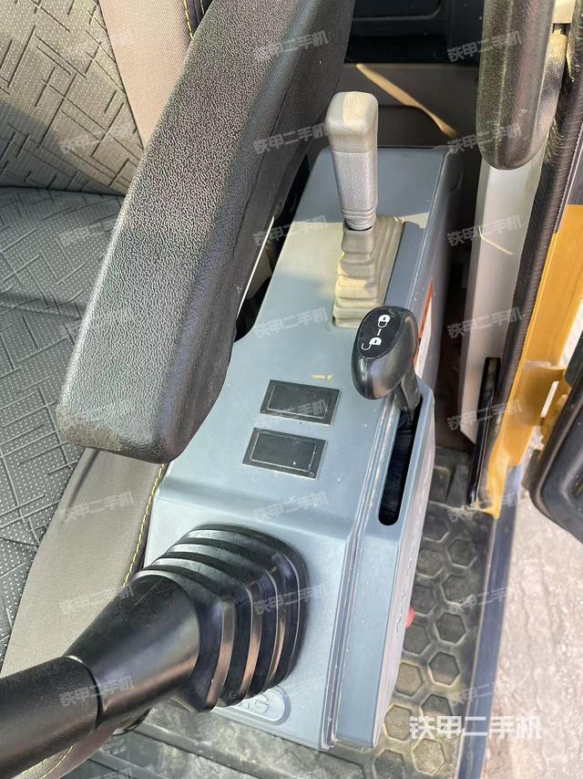 座椅左側(cè)控制臺(tái)/音響/含左手柄（駕駛室部分）