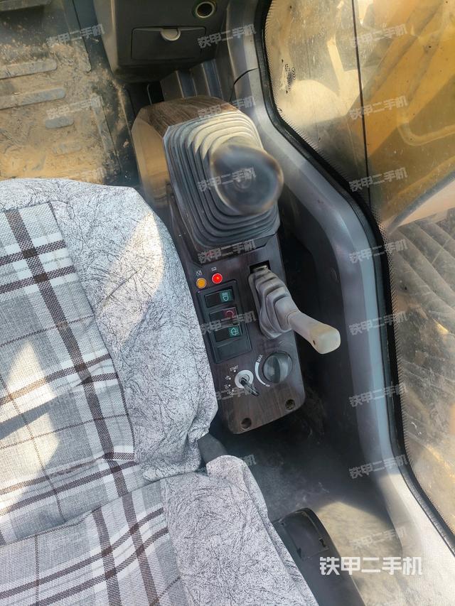 座椅右側(cè)控制臺/鑰匙門/油門/含右手柄（駕駛室部分）