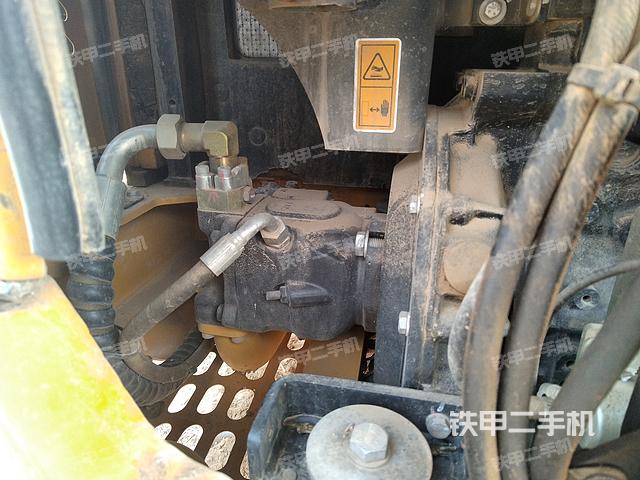 液压泵舱室正面整体（整机外观）