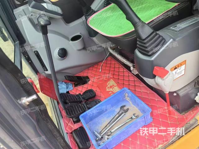 駕駛室整體(整機外觀) 駕駛室整體(整機外觀)