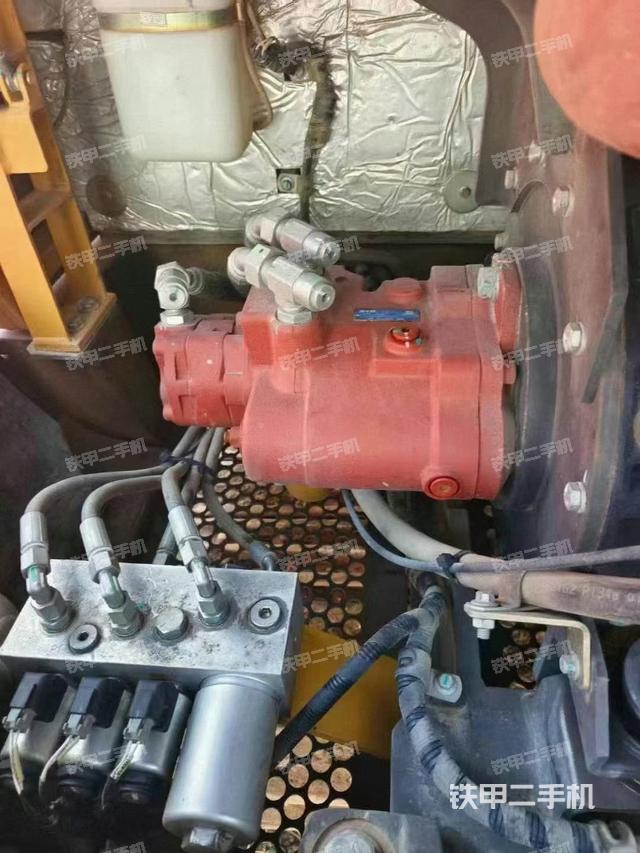 液壓泵艙室正面整體（整機外觀）