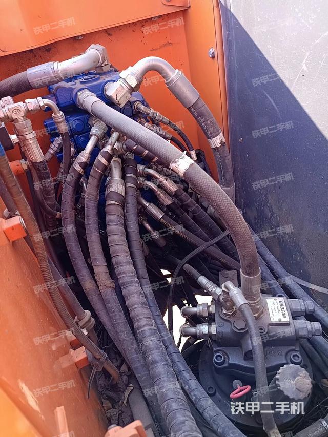 回转马达和主控阀（整机外观）