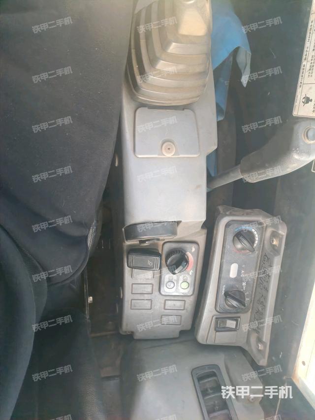 座椅右側(cè)控制臺(tái)/鑰匙門/油門/含右手柄（駕駛室部分）