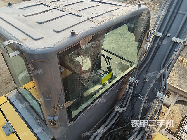 駕駛室頂部(整機(jī)外觀) 駕駛室頂部(整機(jī)外觀)