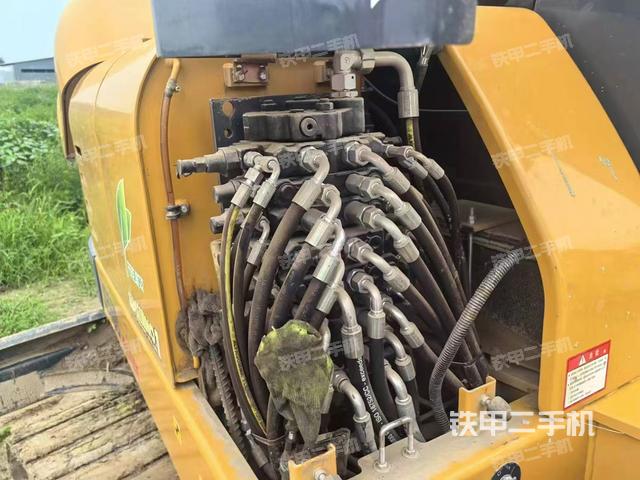 液壓泵艙室正面整體(整機外觀) 液壓泵艙室正面整體(整機外觀)