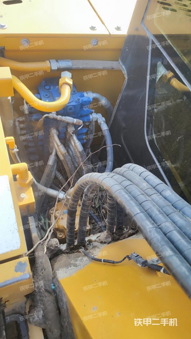 回轉馬達和主控閥(整機外觀) 回轉馬達和主控閥(整機外觀)