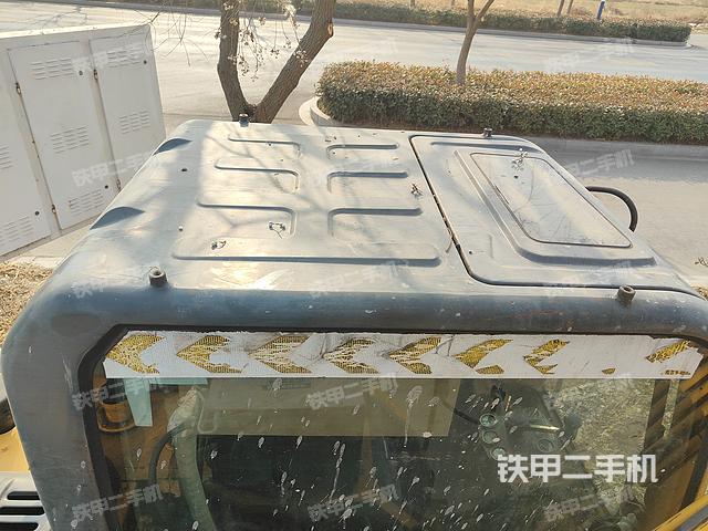 駕駛室頂部(整機(jī)外觀) 駕駛室頂部(整機(jī)外觀)