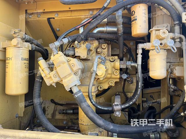 液壓泵艙室正面整體(整機(jī)外觀) 液壓泵艙室正面整體(整機(jī)外觀)