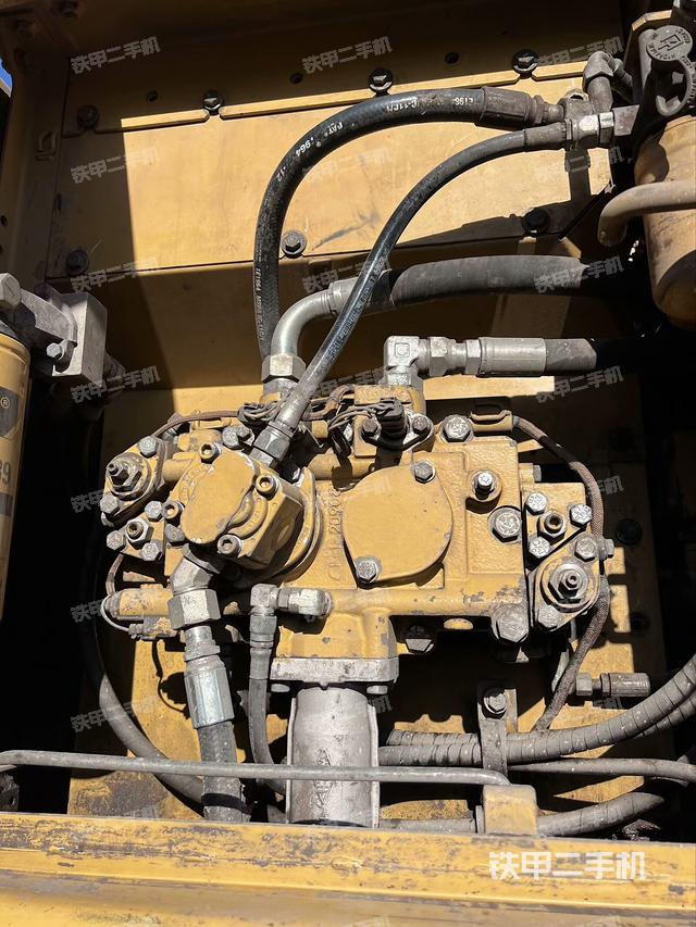 液壓泵艙室正面整體（整機外觀）