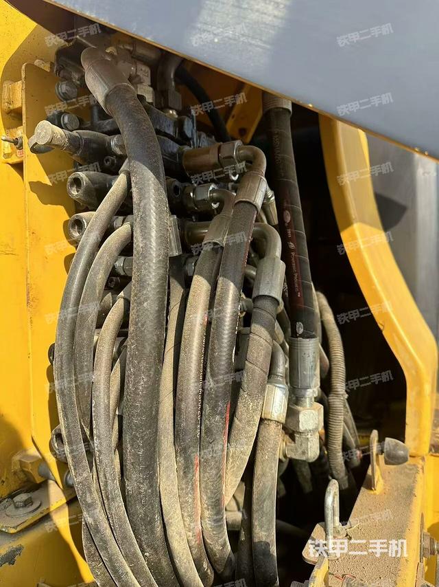 回轉(zhuǎn)馬達(dá)和主控閥（整機(jī)外觀）