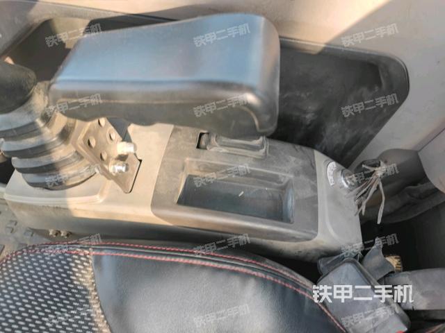 座椅左側(cè)控制臺(tái)/音響/含左手柄(駕駛室部分) 座椅左側(cè)控制臺(tái)/音響/含左手柄(駕駛室部分)