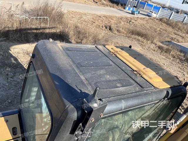 駕駛室頂部（整機外觀）