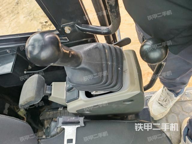 座椅左側(cè)控制臺/音響/含左手柄(駕駛室部分) 座椅左側(cè)控制臺/音響/含左手柄(駕駛室部分)