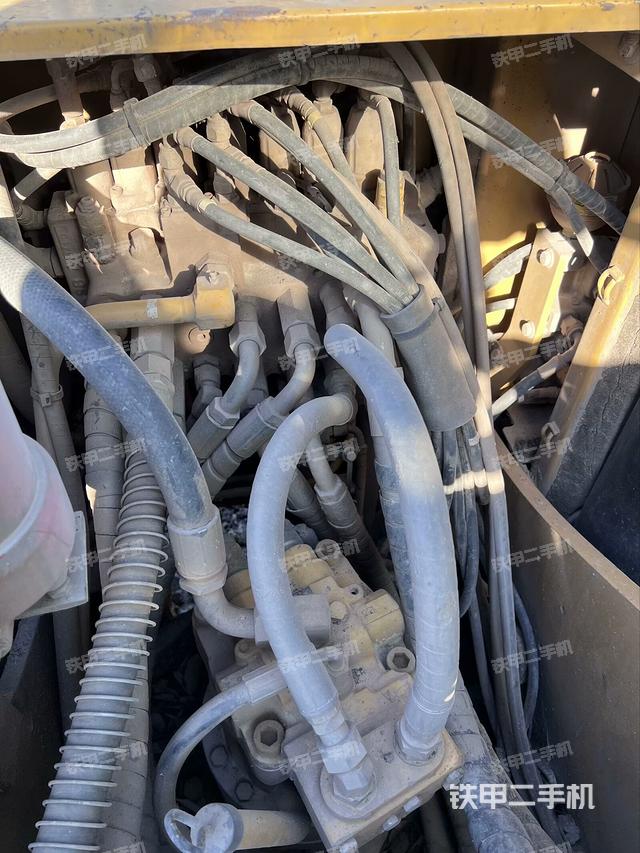 回轉馬達和主控閥（整機外觀）