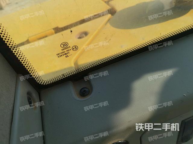 行走控制手柄和踏板?俯拍（駕駛室部分）