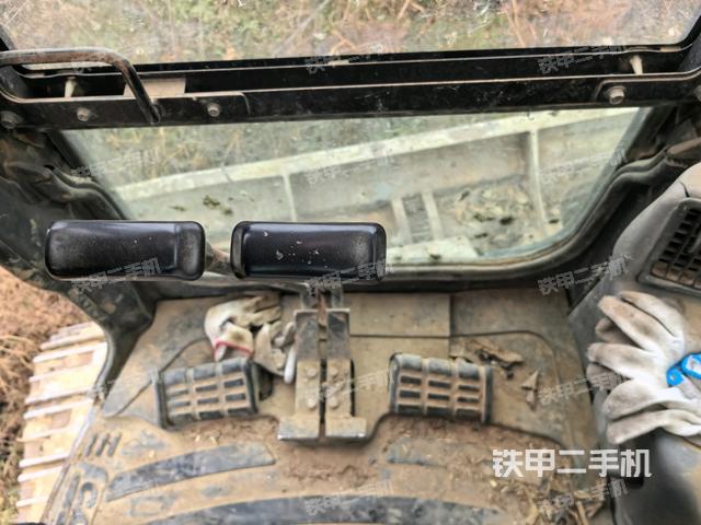 行走控制手柄和踏板?俯拍(駕駛室部分) 行走控制手柄和踏板?俯拍(駕駛室部分)