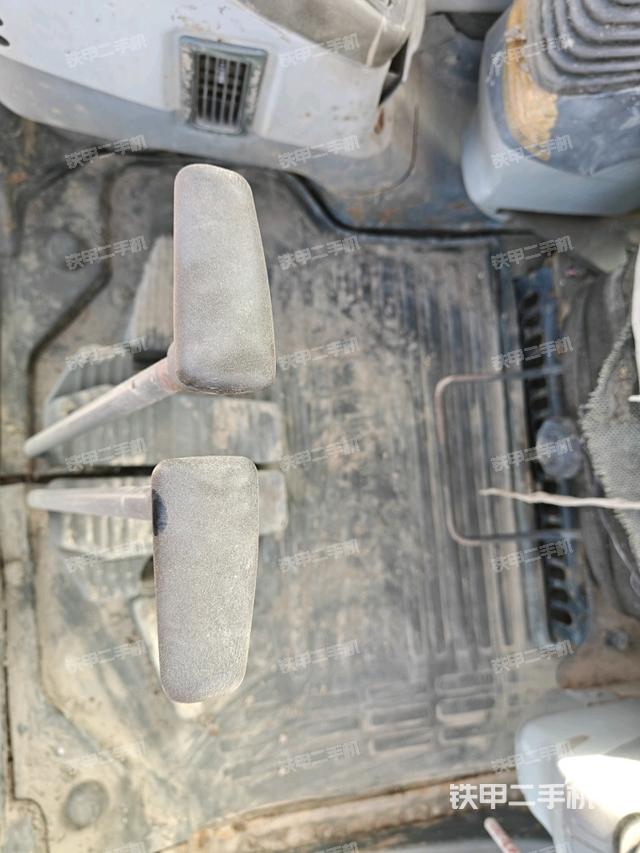 行走控制手柄和踏板?俯拍（駕駛室部分）