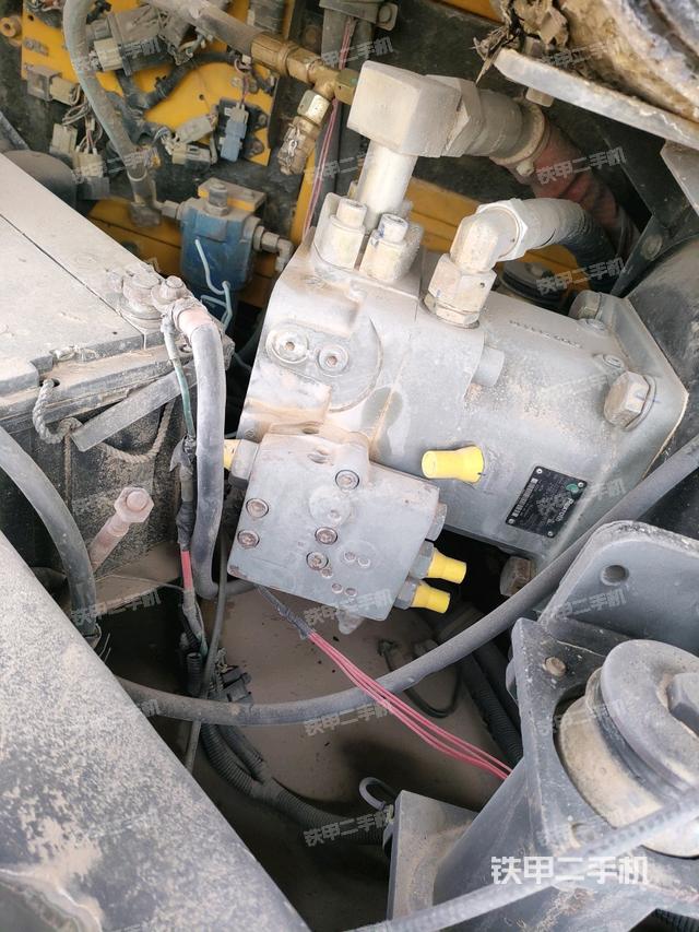 液壓泵艙室正面整體(整機外觀) 液壓泵艙室正面整體(整機外觀)