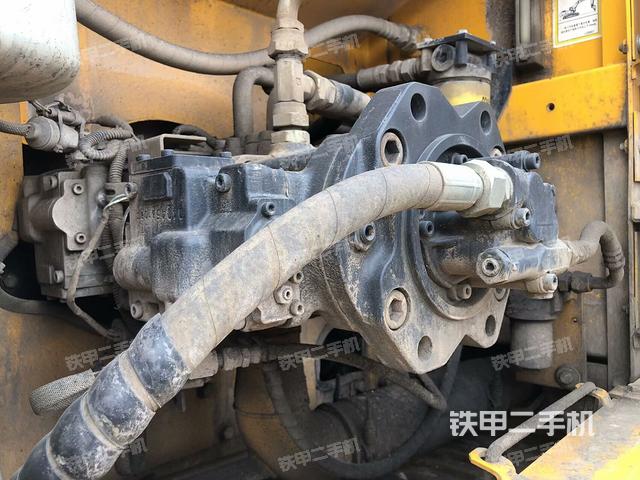 液壓泵艙室正面整體(整機外觀) 液壓泵艙室正面整體(整機外觀)