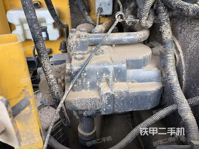 液壓泵艙室正面整體(整機(jī)外觀) 液壓泵艙室正面整體(整機(jī)外觀)