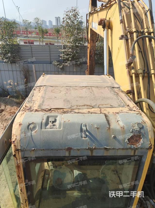 駕駛室頂部(整機(jī)外觀) 駕駛室頂部(整機(jī)外觀)