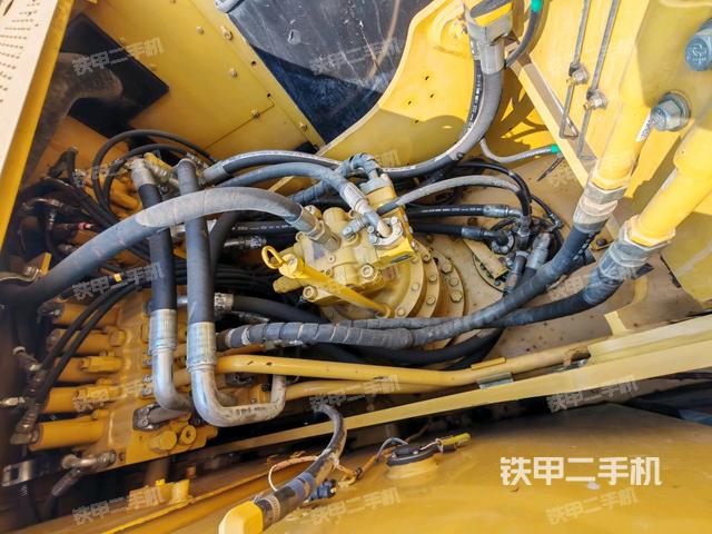 回轉(zhuǎn)馬達和主控閥(整機外觀) 回轉(zhuǎn)馬達和主控閥(整機外觀)